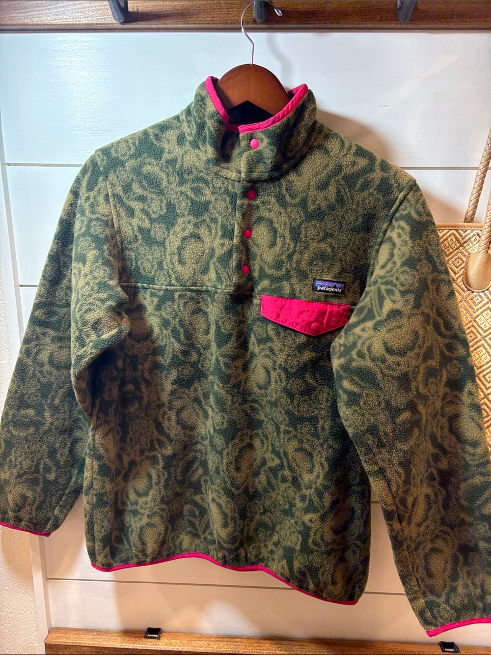 NWOT Patagonia Synchilla L Olive Patterned Fleece Pullover with Pink Accents